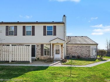 1516 S Dover Hill S, Walled Lake, MI 48390