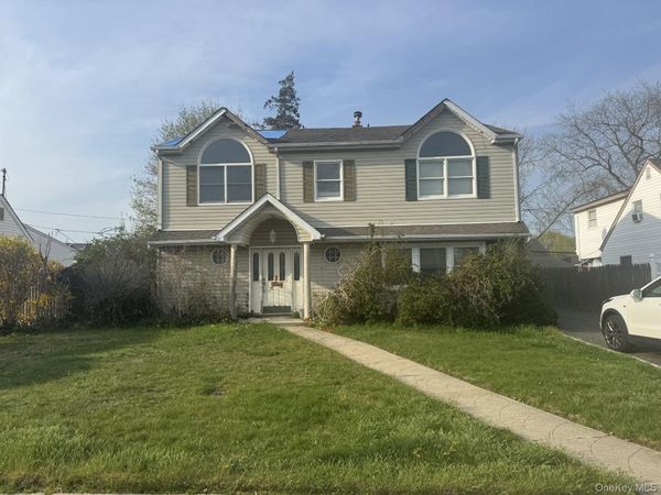 37 Hollow Lane , Levittown, NY 11756