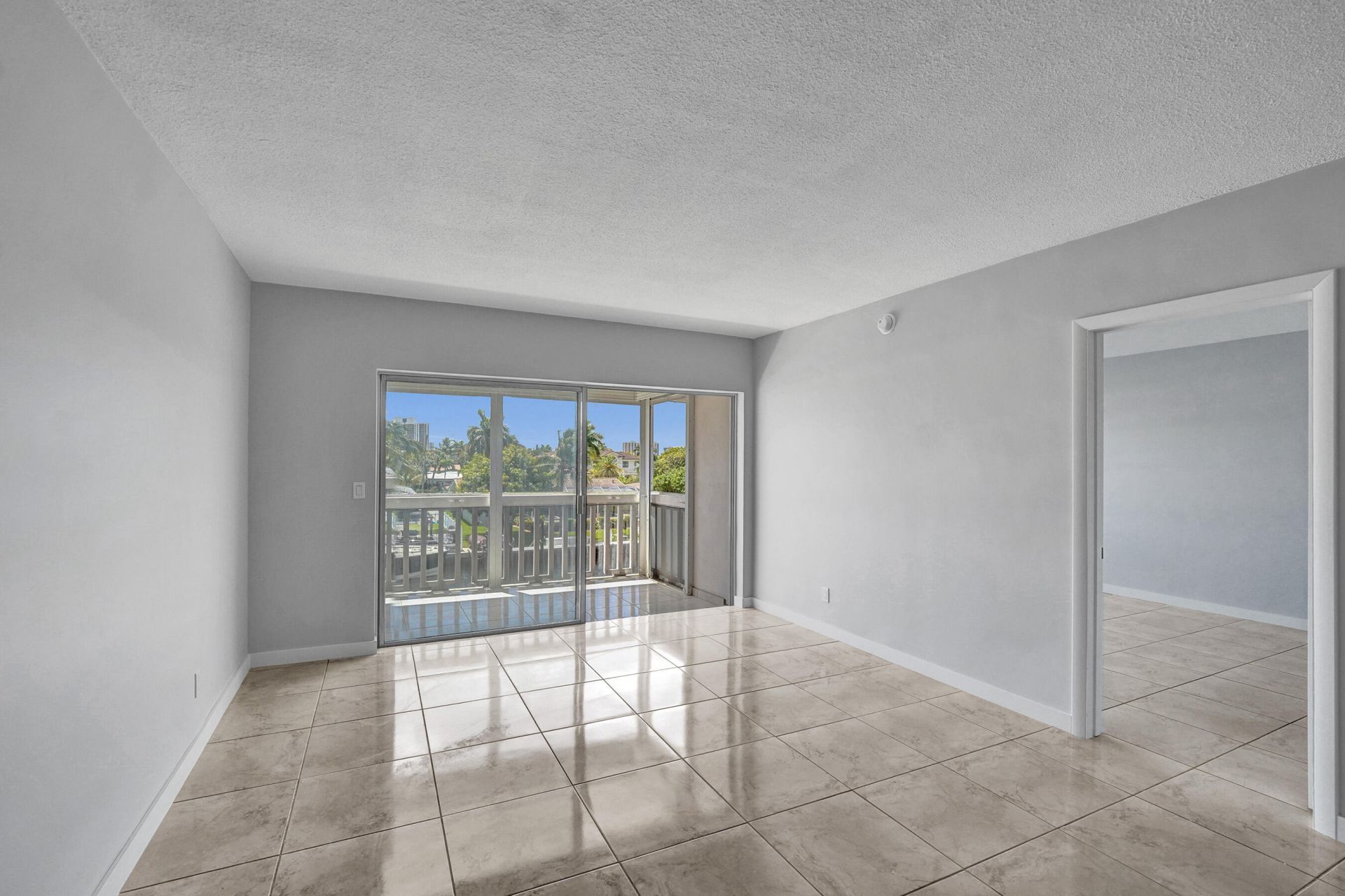 455 Paradise Isle Boulevard, Unit 305, Hallandale Beach, FL 33009 Photo