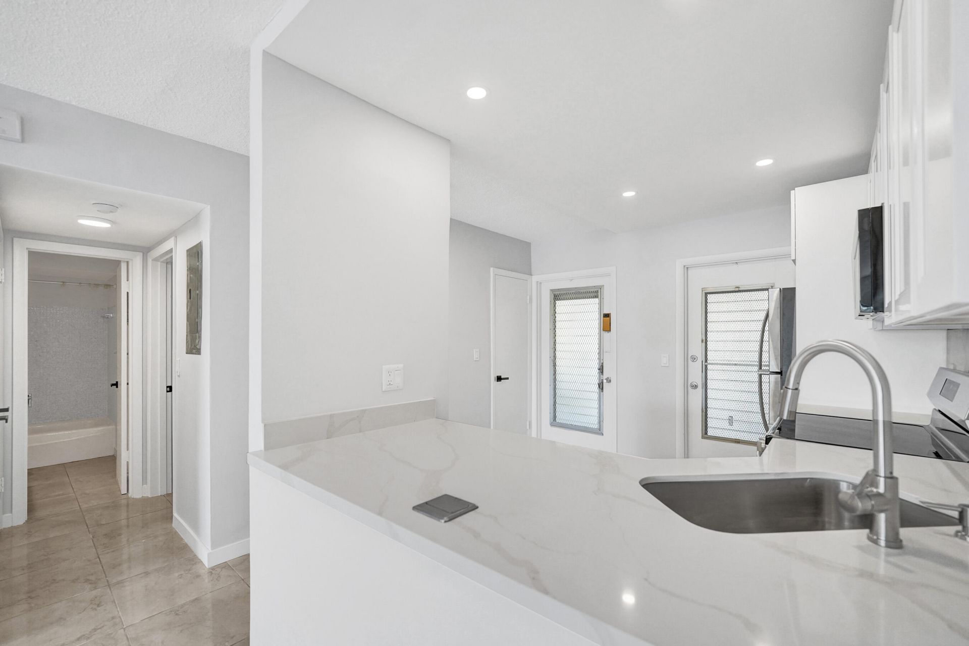 455 Paradise Isle Boulevard, Unit 305, Hallandale Beach, FL 33009 Photo