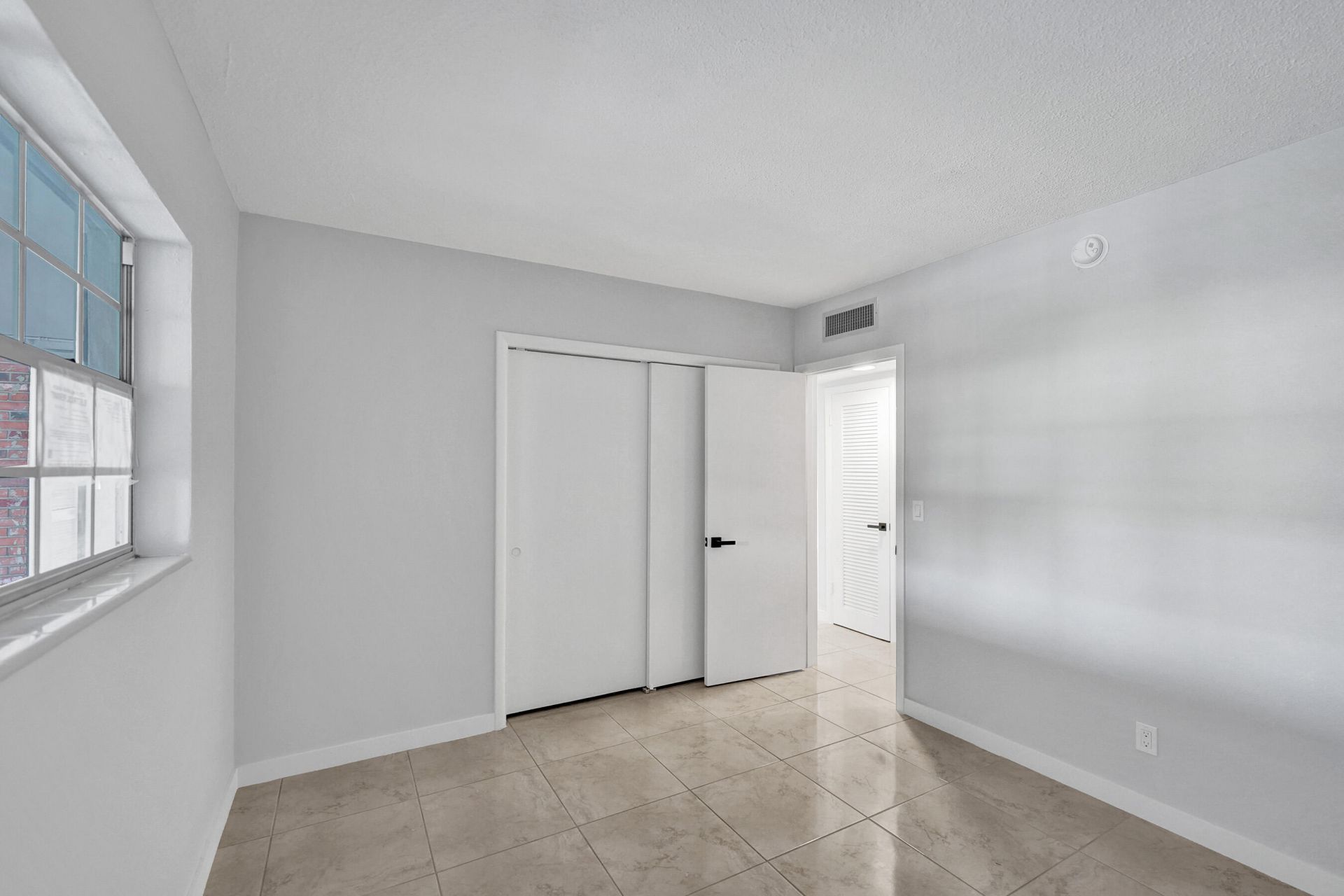 455 Paradise Isle Boulevard, Unit 305, Hallandale Beach, FL 33009 Photo