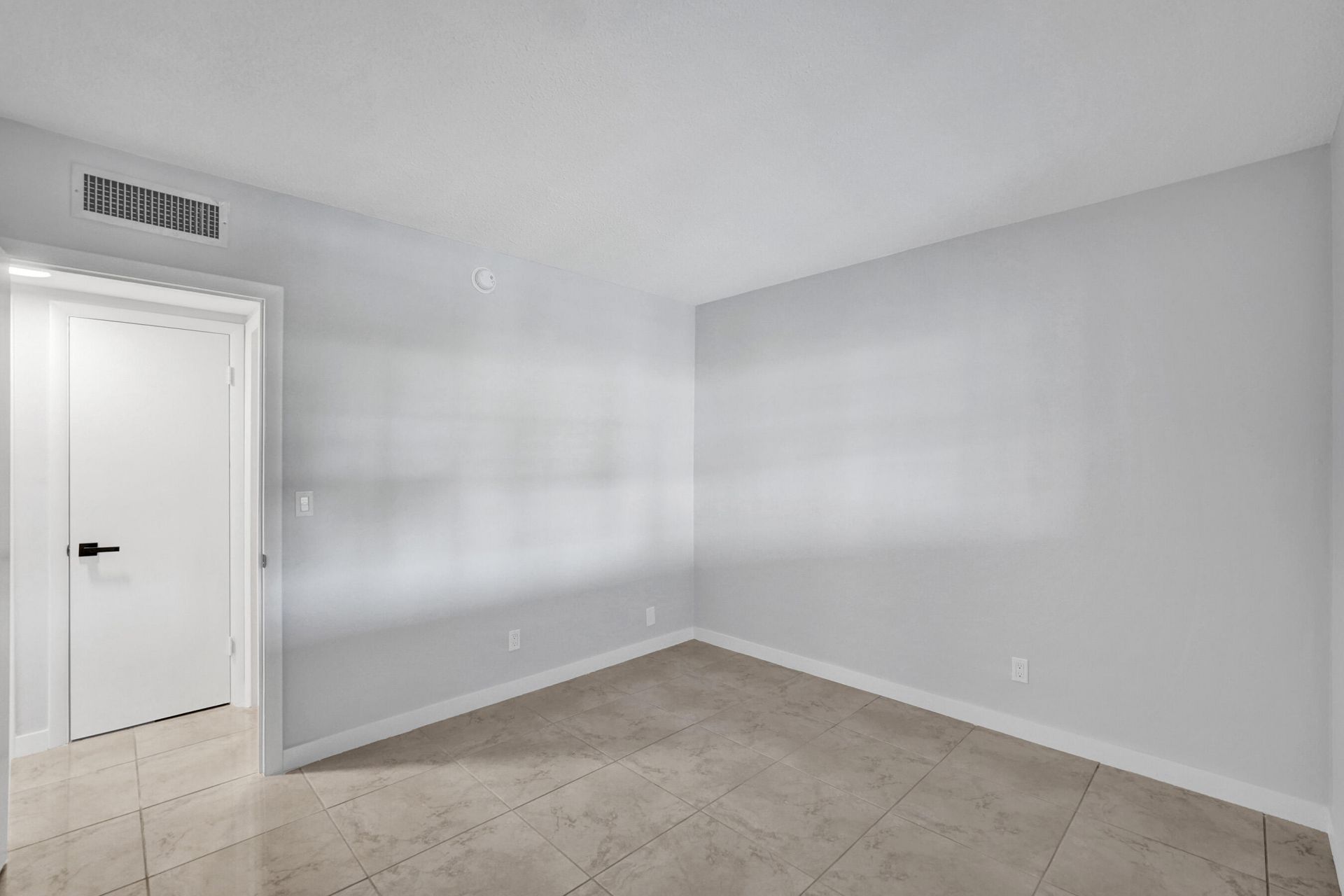 455 Paradise Isle Boulevard, Unit 305, Hallandale Beach, FL 33009 Photo
