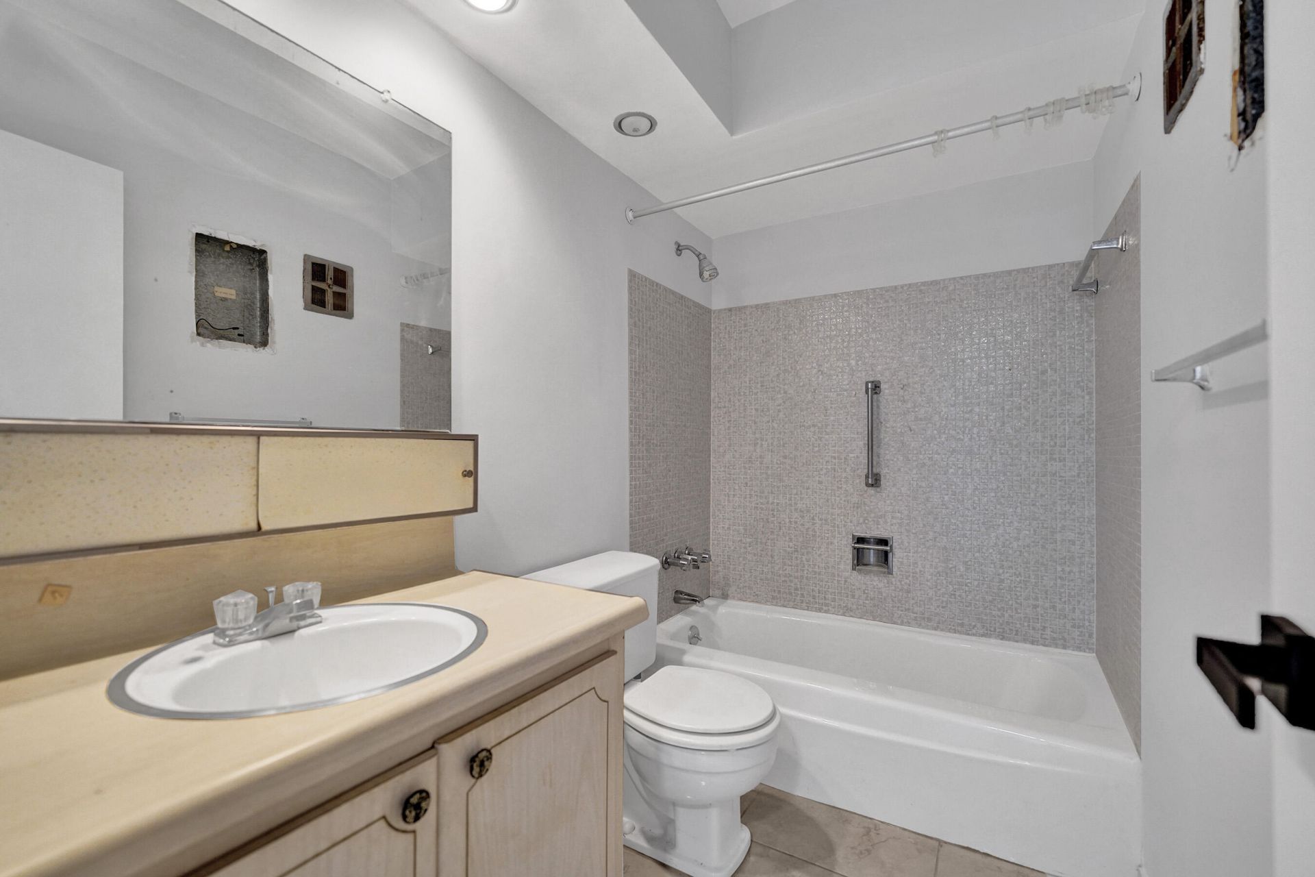 455 Paradise Isle Boulevard, Unit 305, Hallandale Beach, FL 33009 Photo