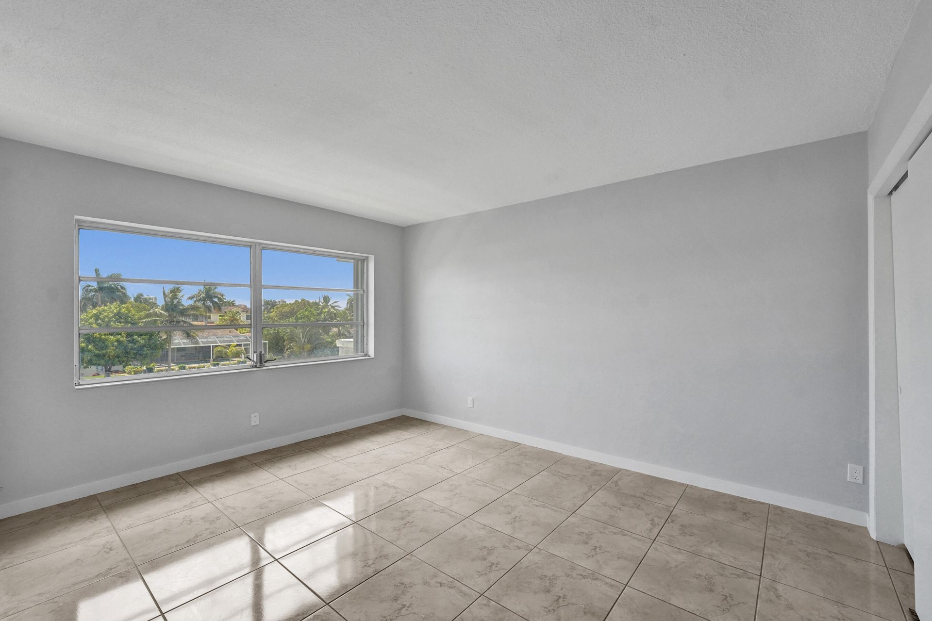 455 Paradise Isle Boulevard, Unit 305, Hallandale Beach, FL 33009 Photo