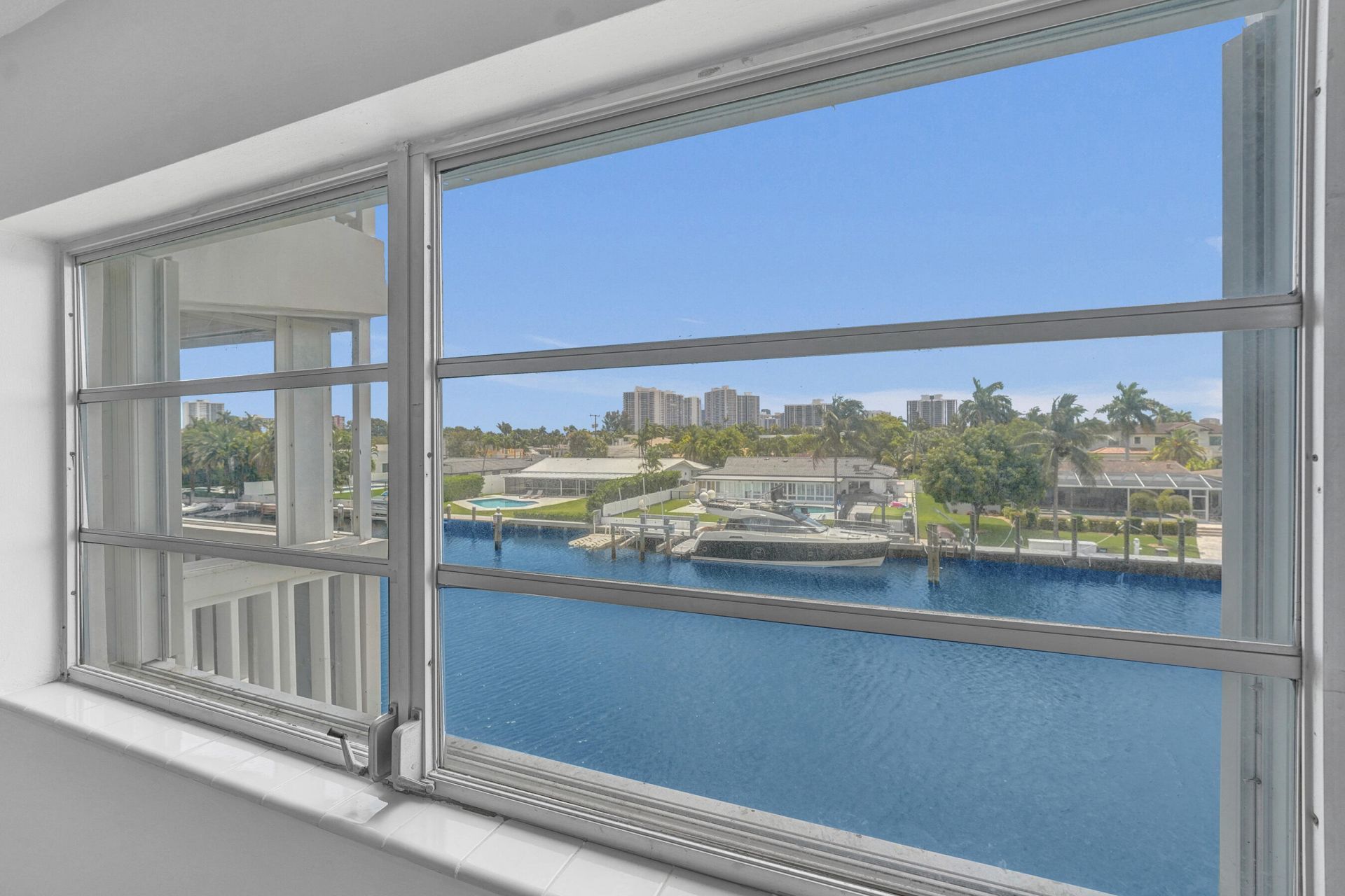 455 Paradise Isle Boulevard, Unit 305, Hallandale Beach, FL 33009 Photo