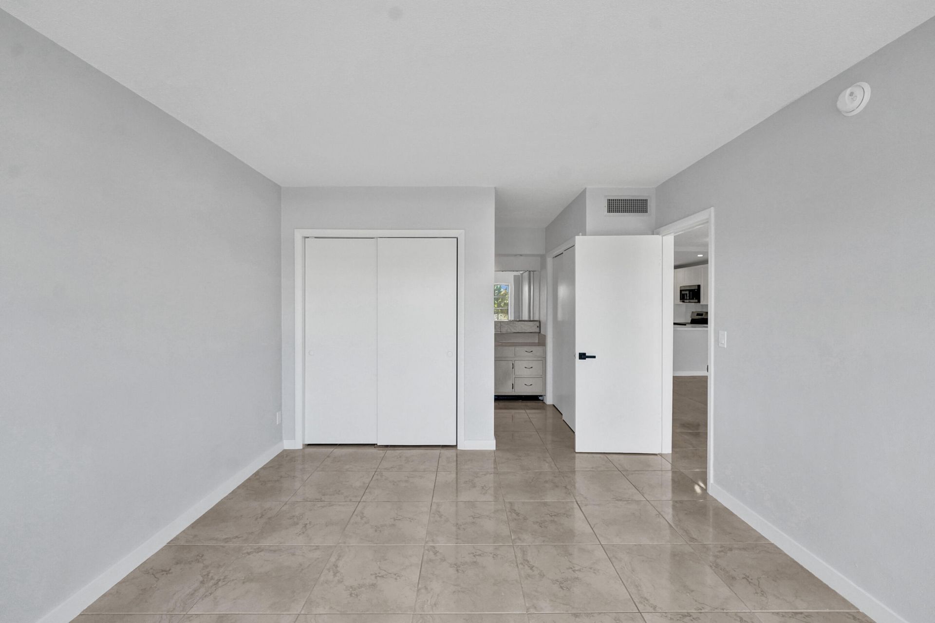 455 Paradise Isle Boulevard, Unit 305, Hallandale Beach, FL 33009 Photo