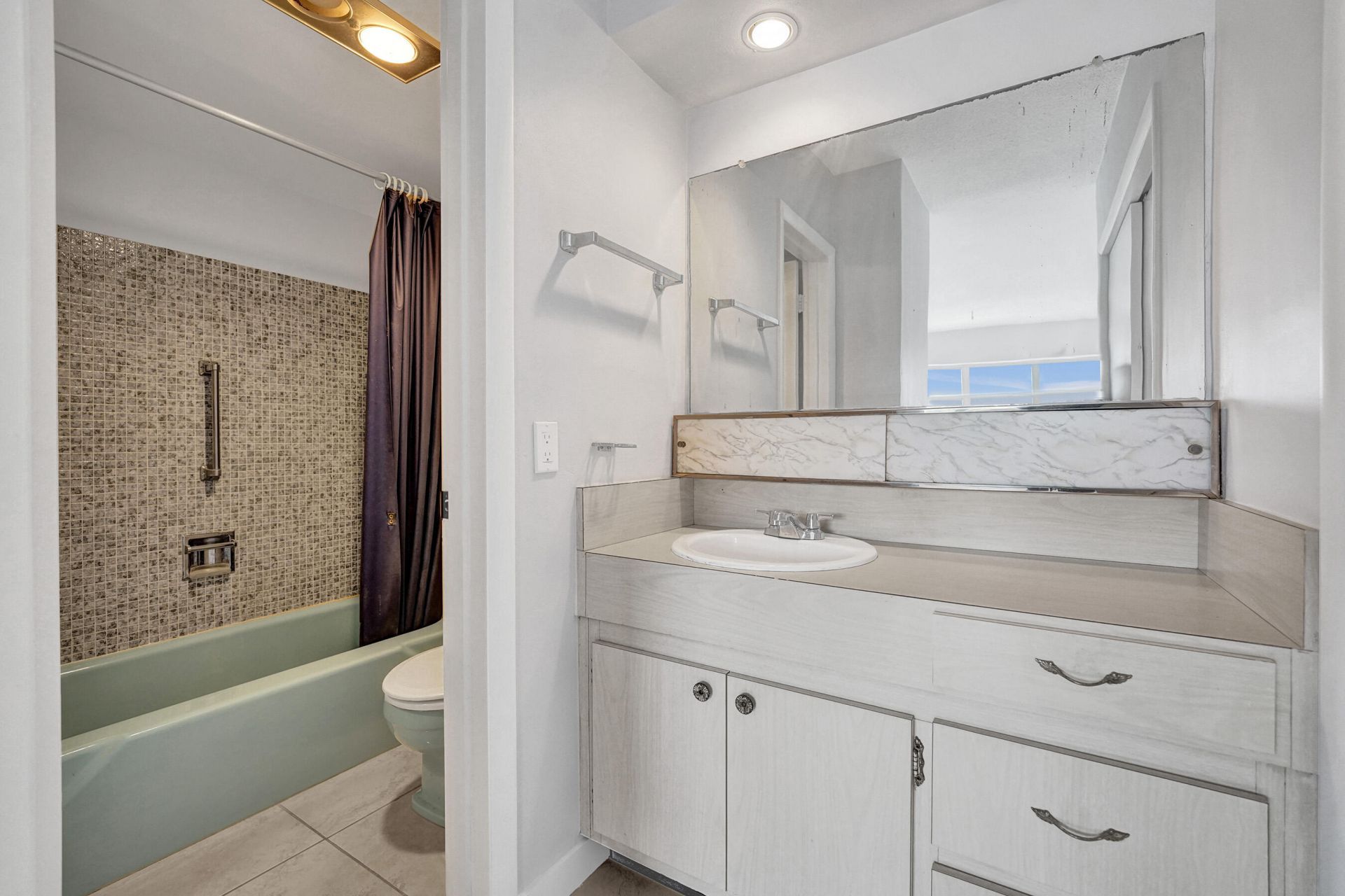 455 Paradise Isle Boulevard, Unit 305, Hallandale Beach, FL 33009 Photo