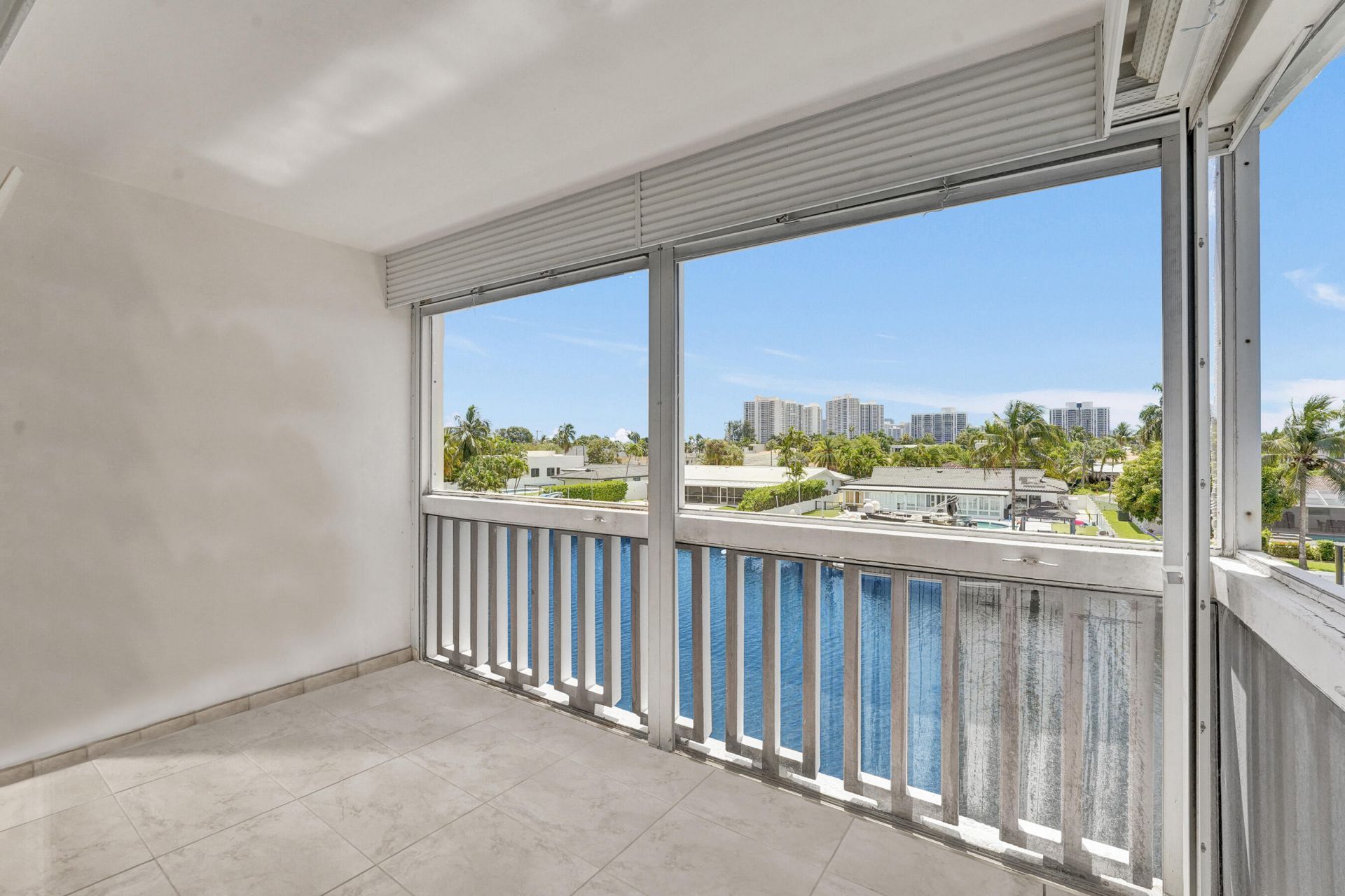 455 Paradise Isle Boulevard, Unit 305, Hallandale Beach, FL 33009 Photo