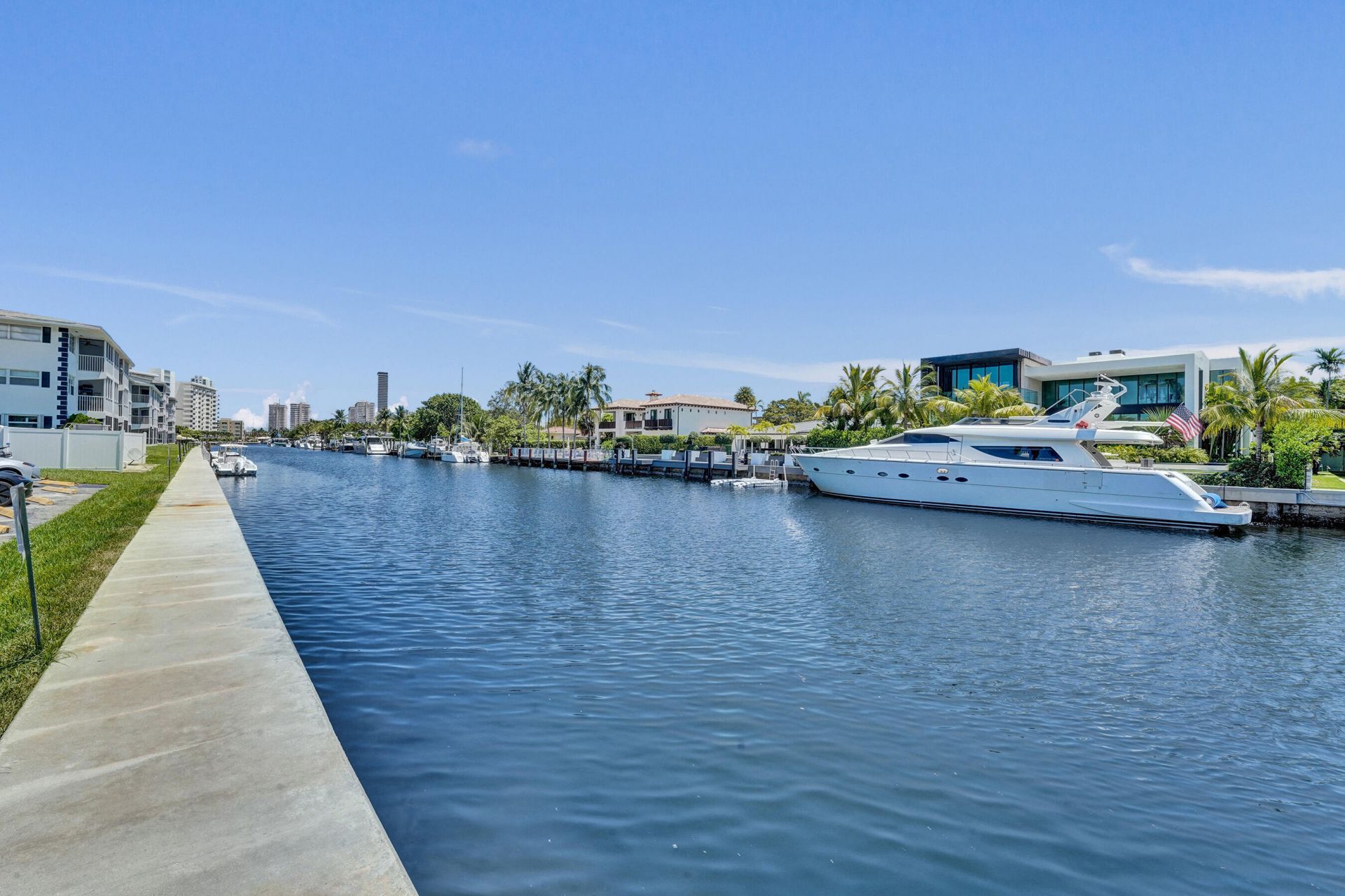 455 Paradise Isle Boulevard, Unit 305, Hallandale Beach, FL 33009 Photo