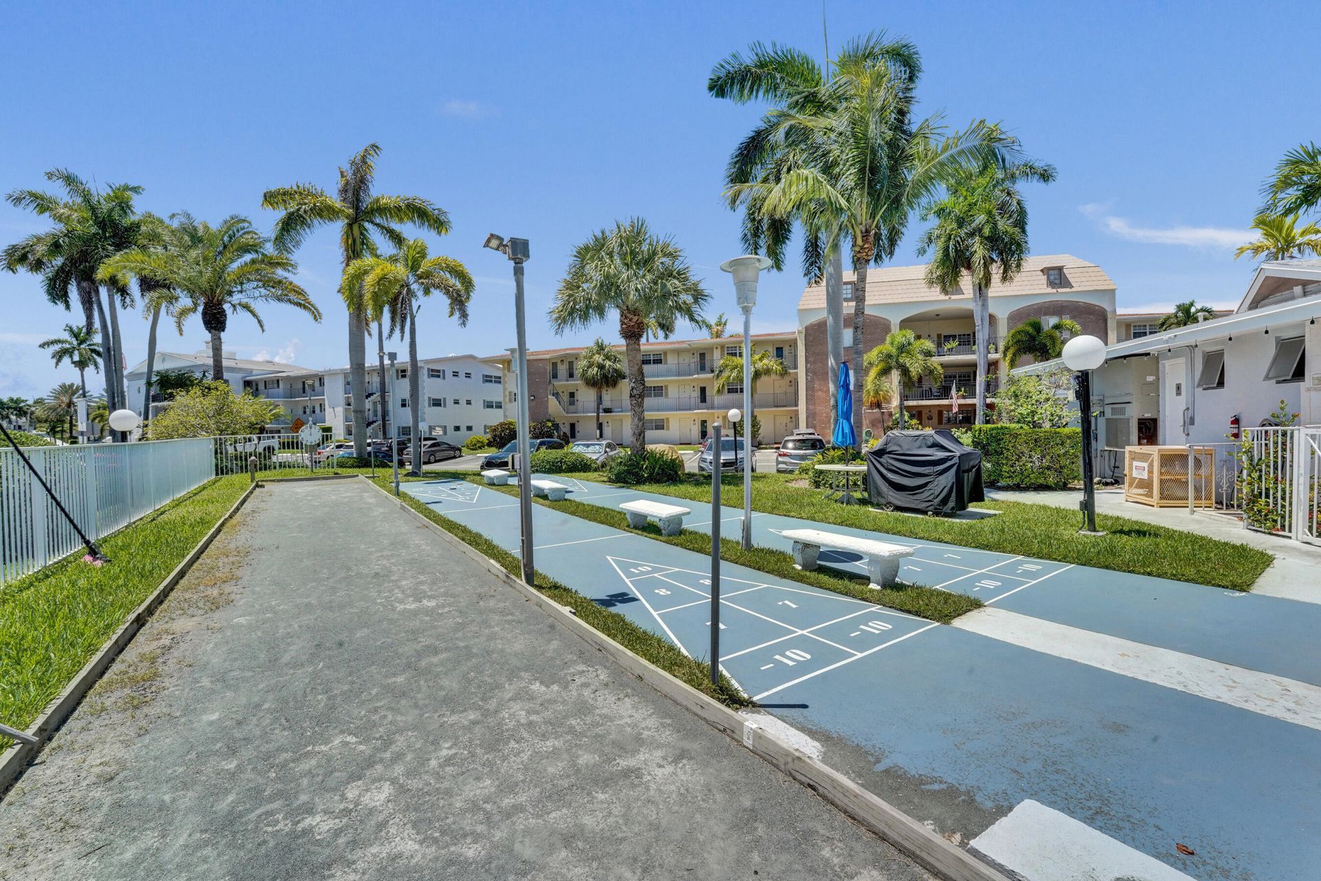 455 Paradise Isle Boulevard, Unit 305, Hallandale Beach, FL 33009 Photo
