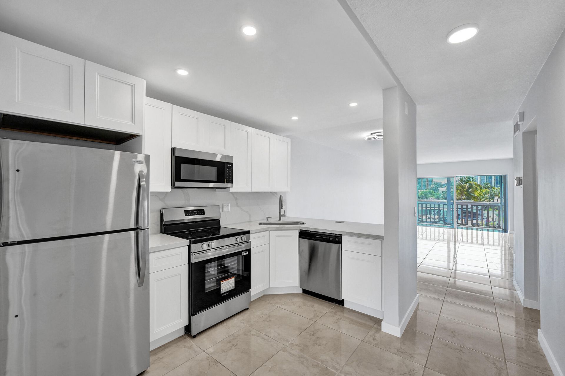 455 Paradise Isle Boulevard, Unit 305, Hallandale Beach, FL 33009 Photo