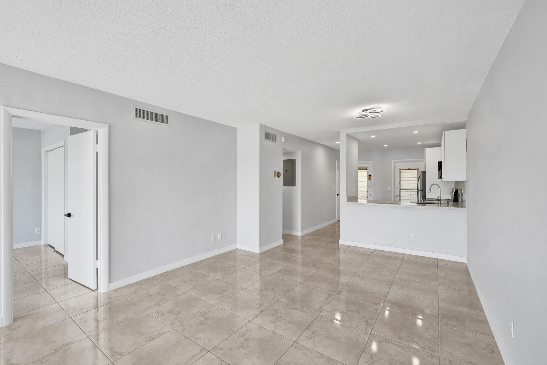 455 Paradise Isle Boulevard, Unit 305, Hallandale Beach, FL 33009 Photo