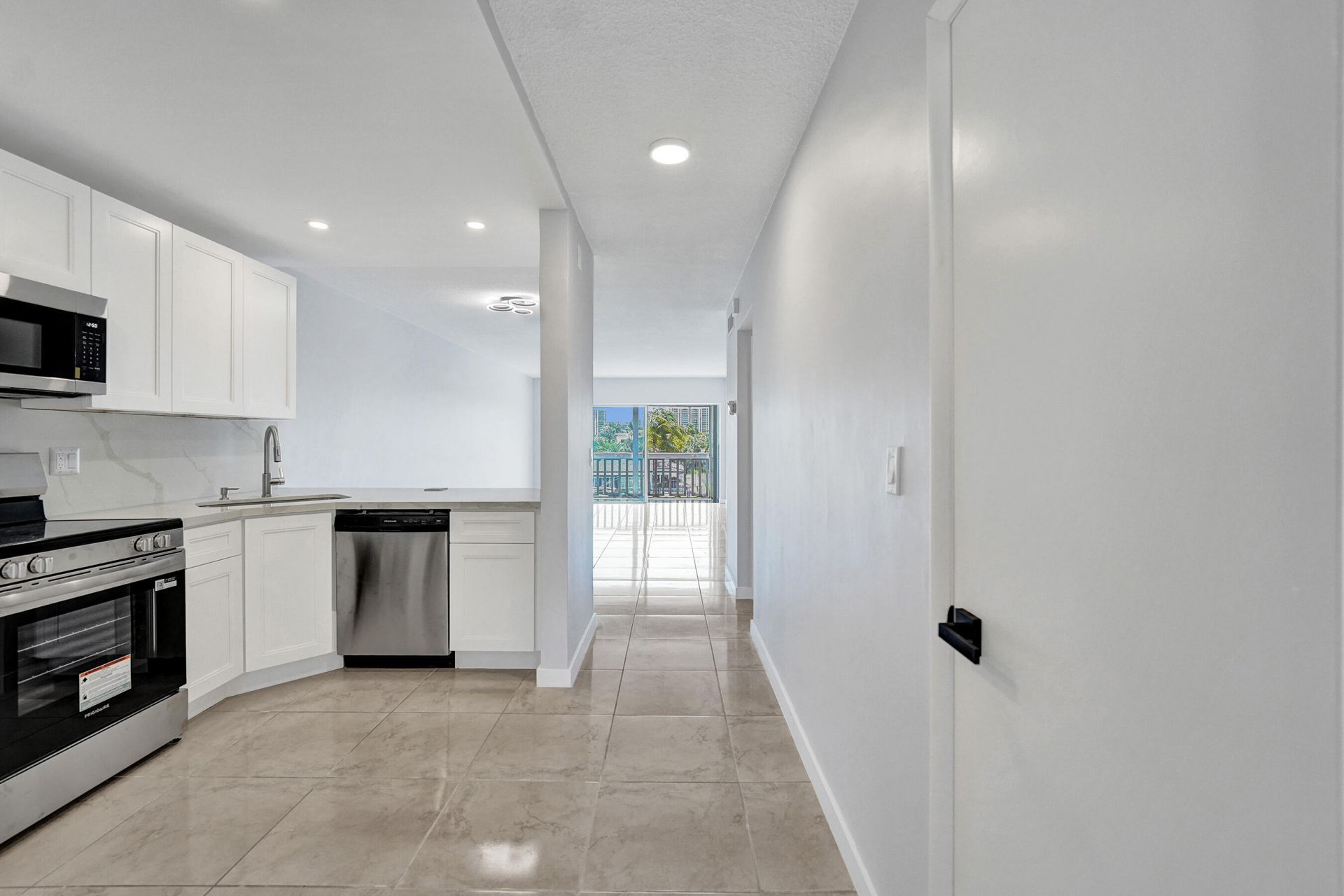 455 Paradise Isle Boulevard, Unit 305, Hallandale Beach, FL 33009 Photo