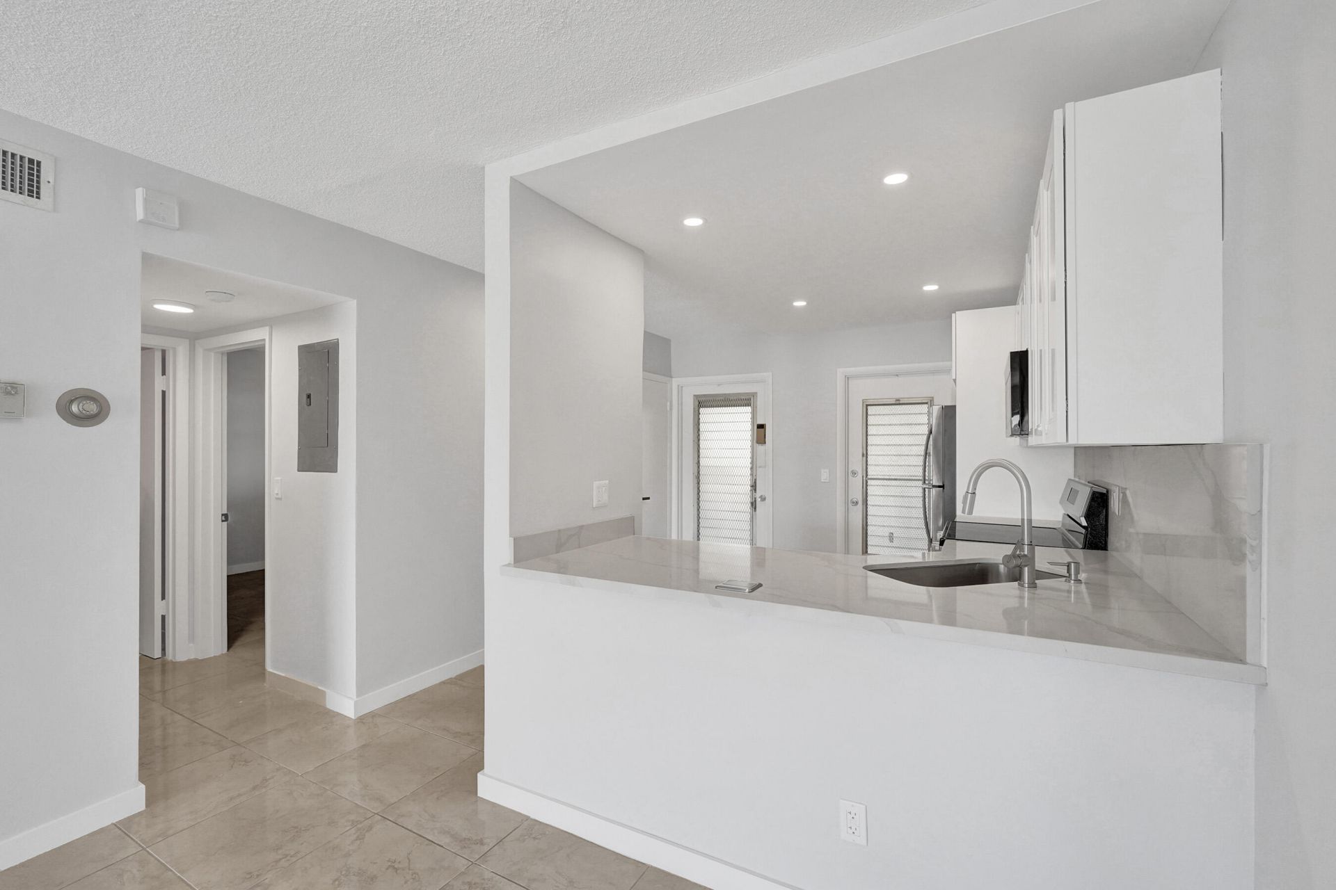 455 Paradise Isle Boulevard, Unit 305, Hallandale Beach, FL 33009 Photo
