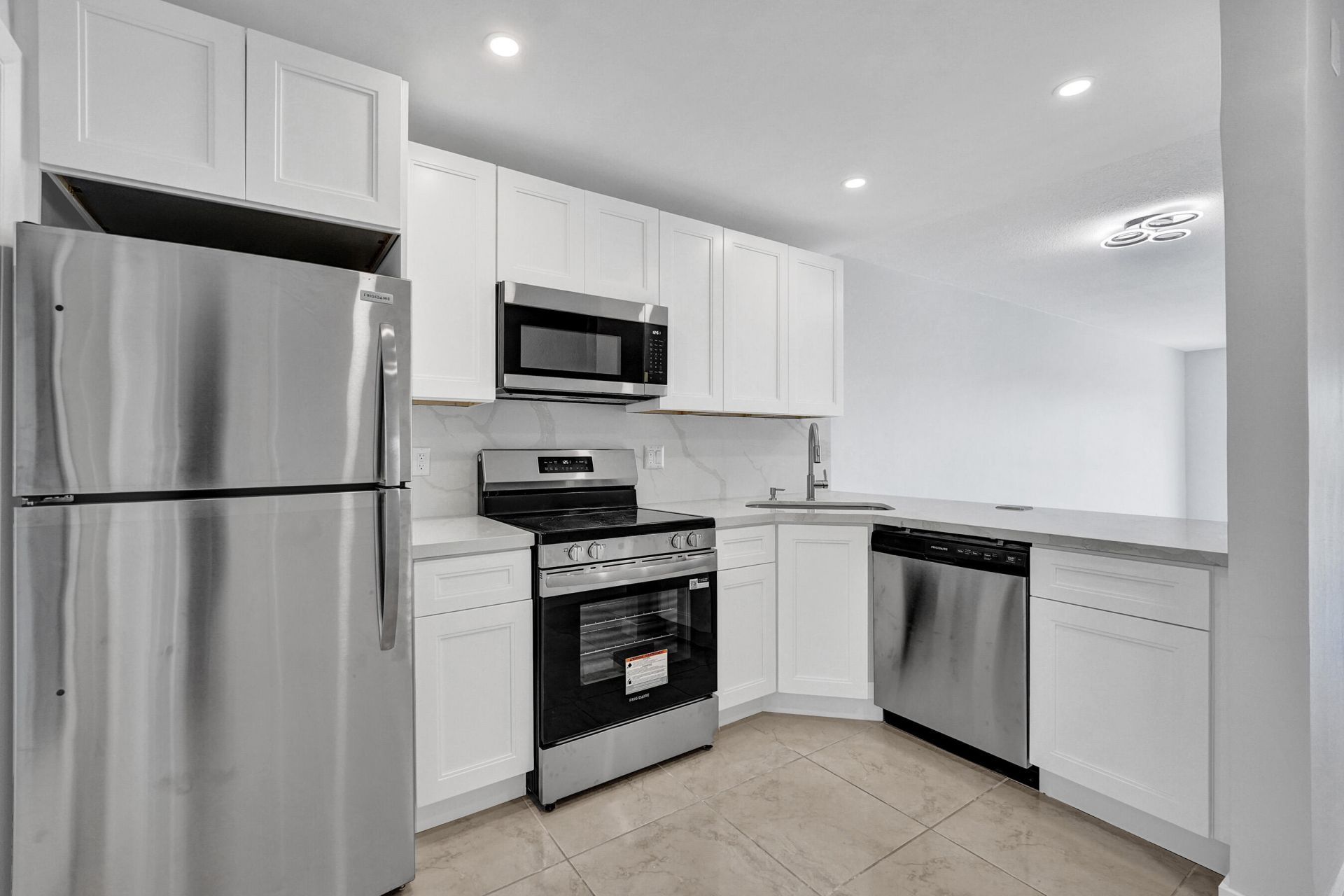 455 Paradise Isle Boulevard, Unit 305, Hallandale Beach, FL 33009 Photo