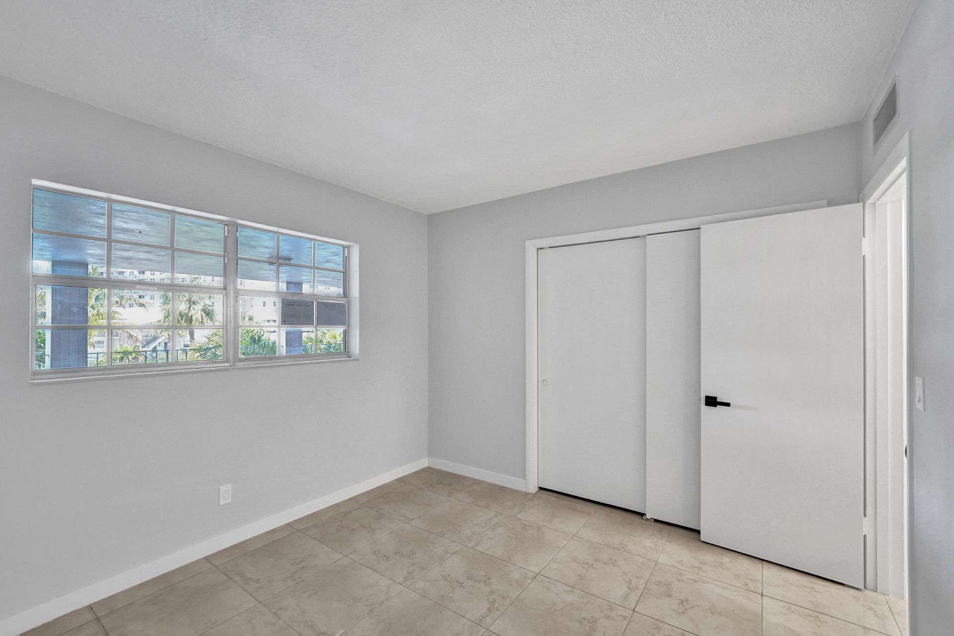 455 Paradise Isle Boulevard, Unit 305, Hallandale Beach, FL 33009 Photo