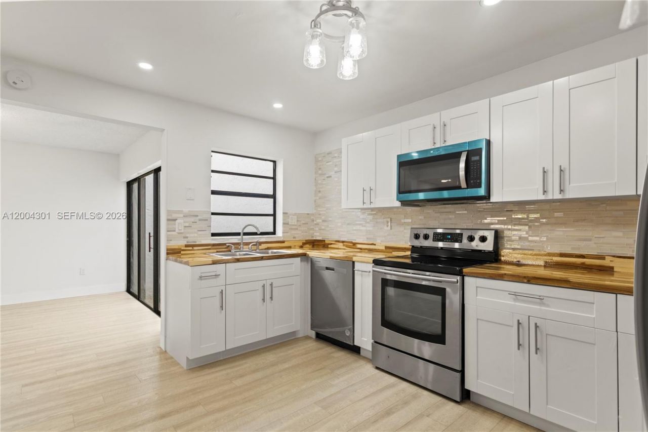 6745 NW 169th St, Unit G, Hialeah, FL 33015 Photo