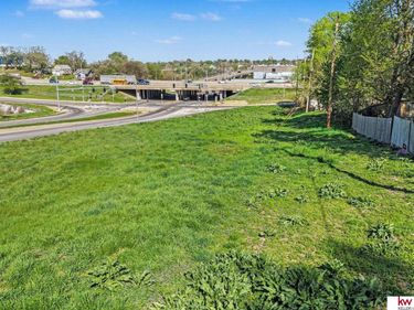 2929 Ed Creighton Avenue, Omaha, NE 68105