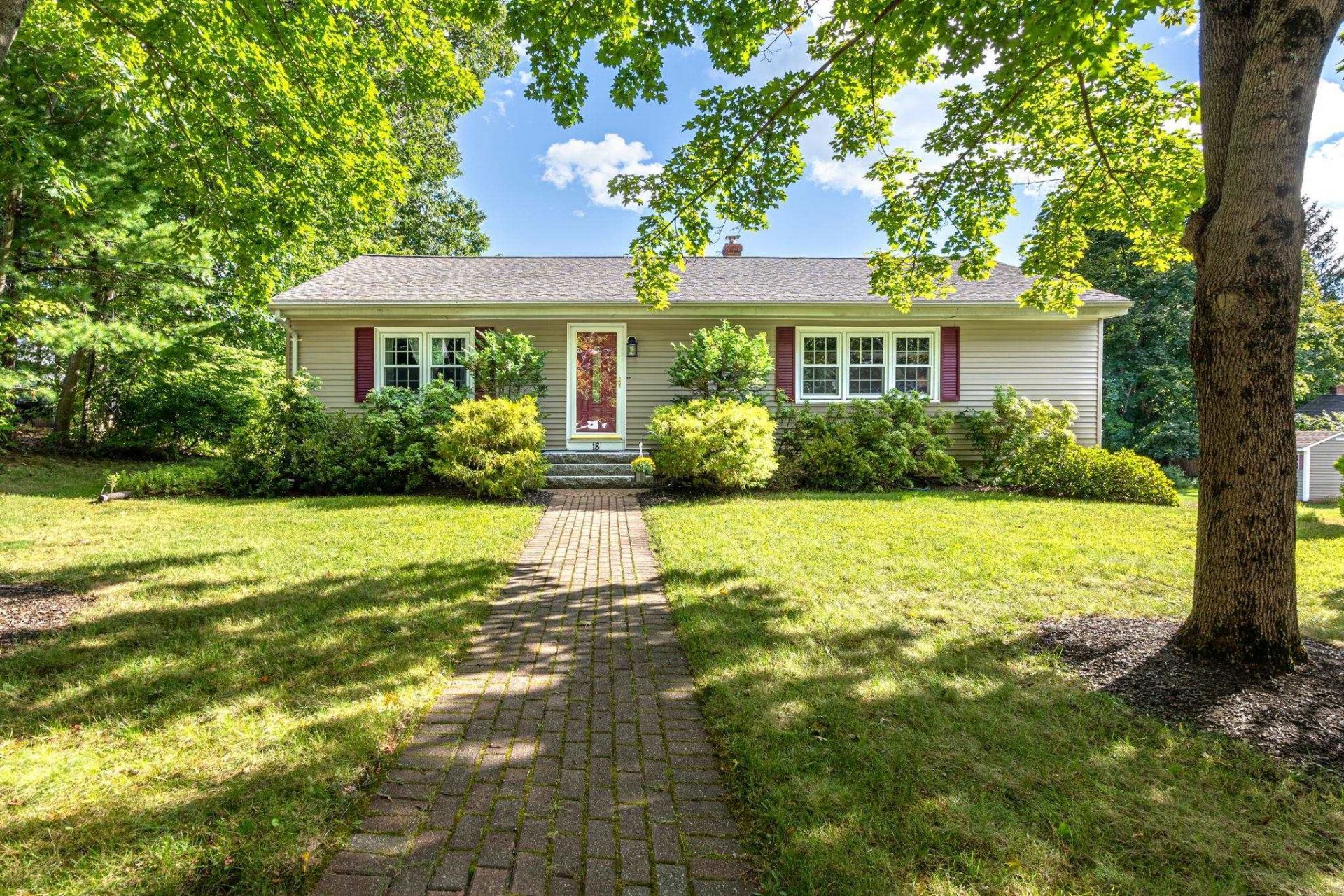 18 Center Circle, Plaistow, NH 03865 Main Photo