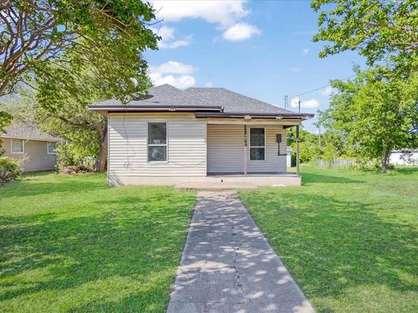 407 E Bonham Street , Tom Bean, TX 75491