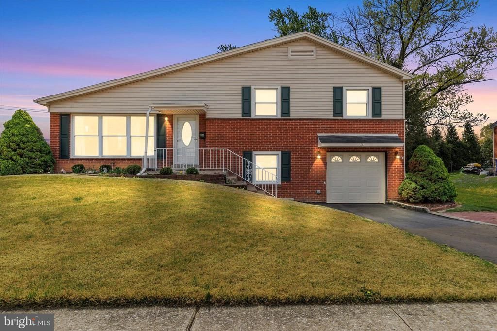 20 KENSINGTON DRIVE , CAMP HILL, PA 17011