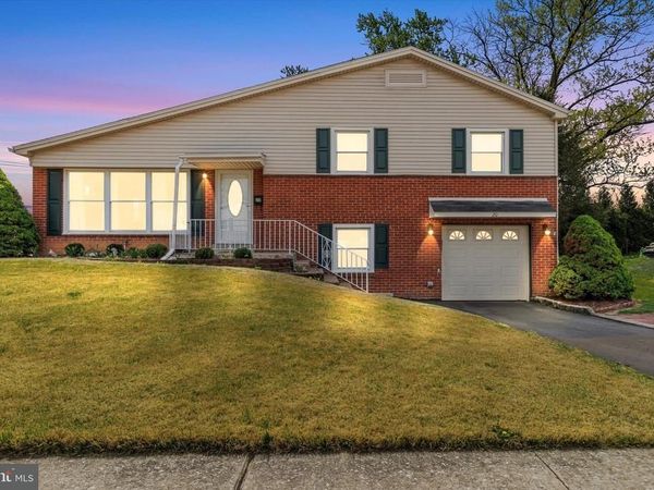 20 KENSINGTON DRIVE, CAMP HILL, PA 17011