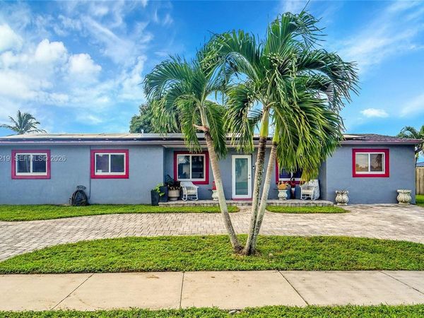 8370 NW 185th St , Hialeah, FL 33015