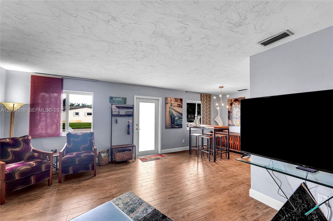 8370 NW 185th St , Hialeah, FL 33015 Photo