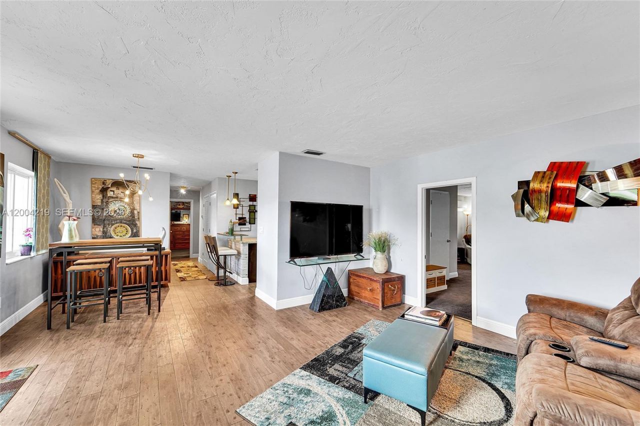 8370 NW 185th St , Hialeah, FL 33015 Photo