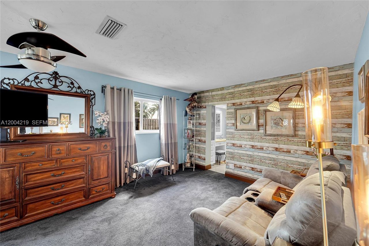 8370 NW 185th St , Hialeah, FL 33015 Photo