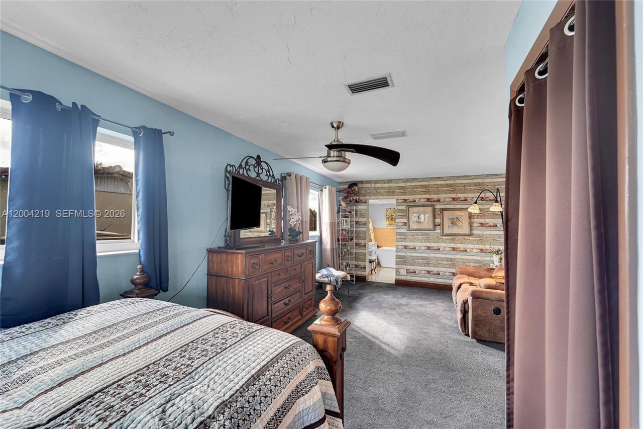 8370 NW 185th St , Hialeah, FL 33015 Photo