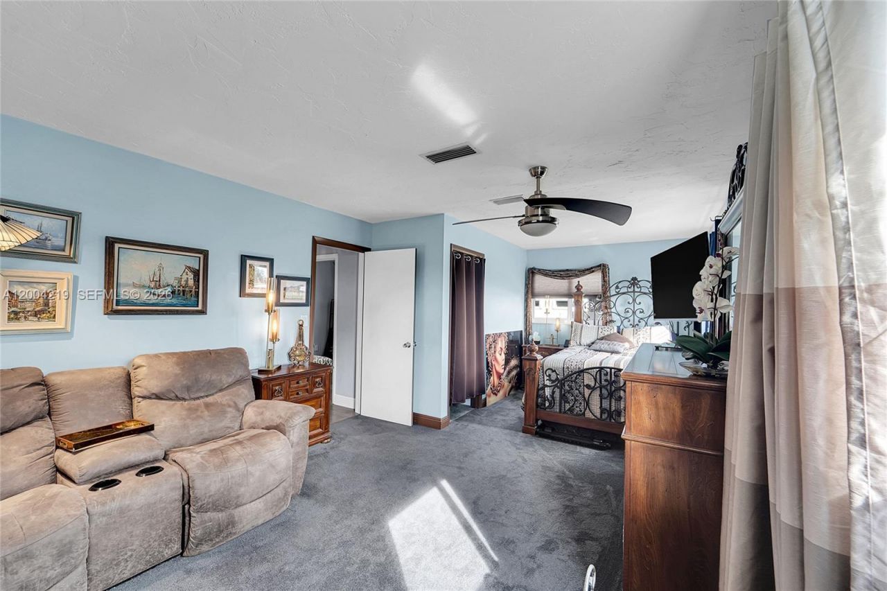 8370 NW 185th St , Hialeah, FL 33015 Photo