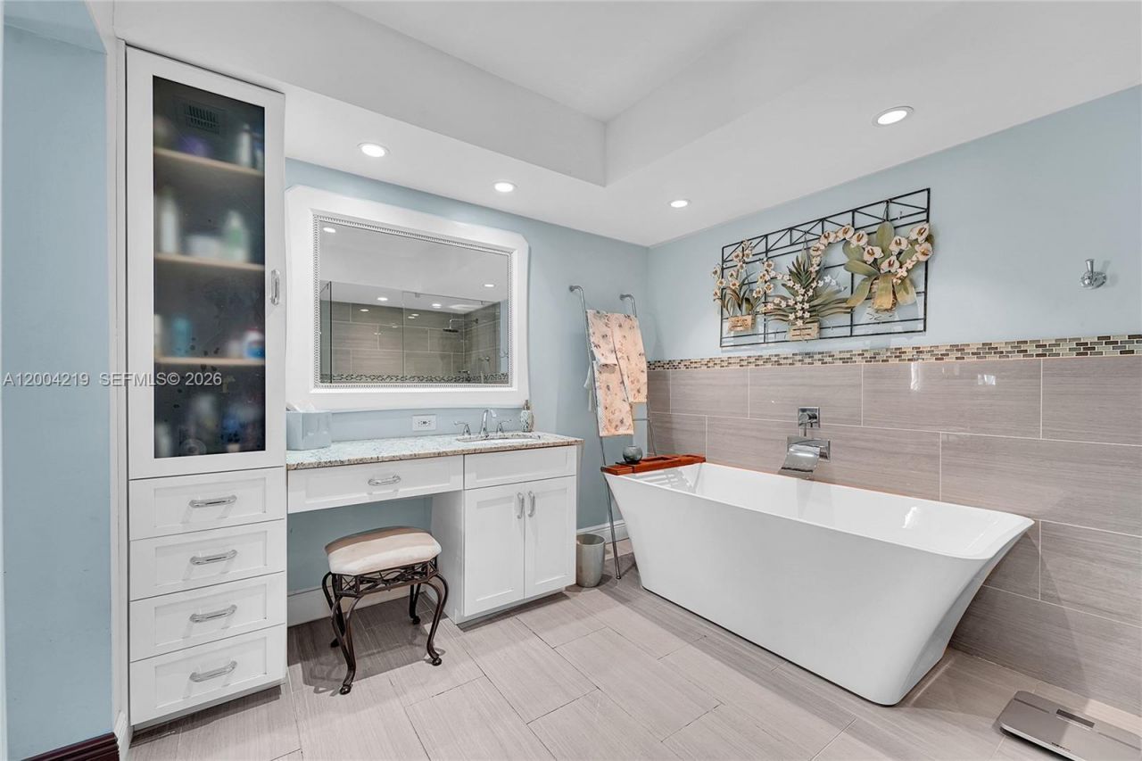 8370 NW 185th St , Hialeah, FL 33015 Photo