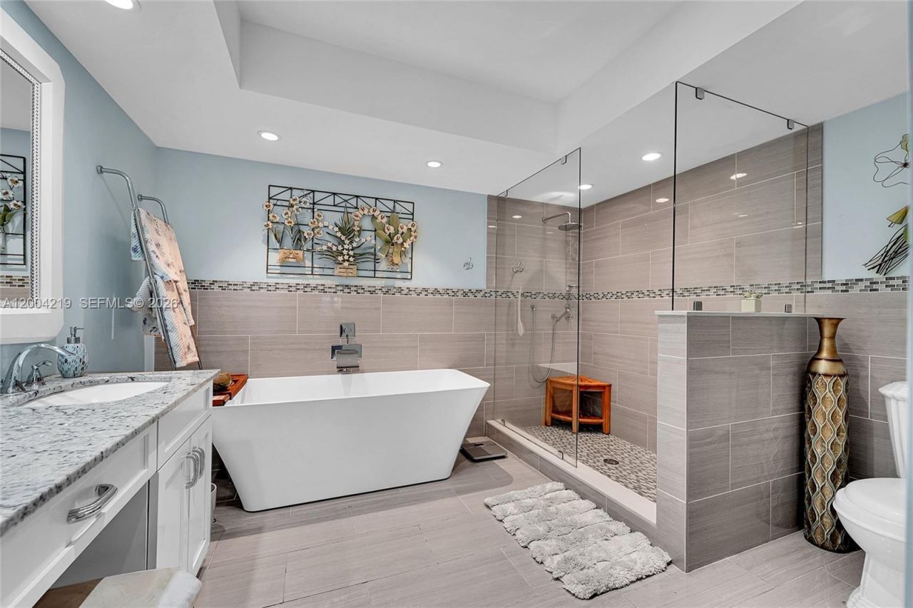 8370 NW 185th St , Hialeah, FL 33015 Photo