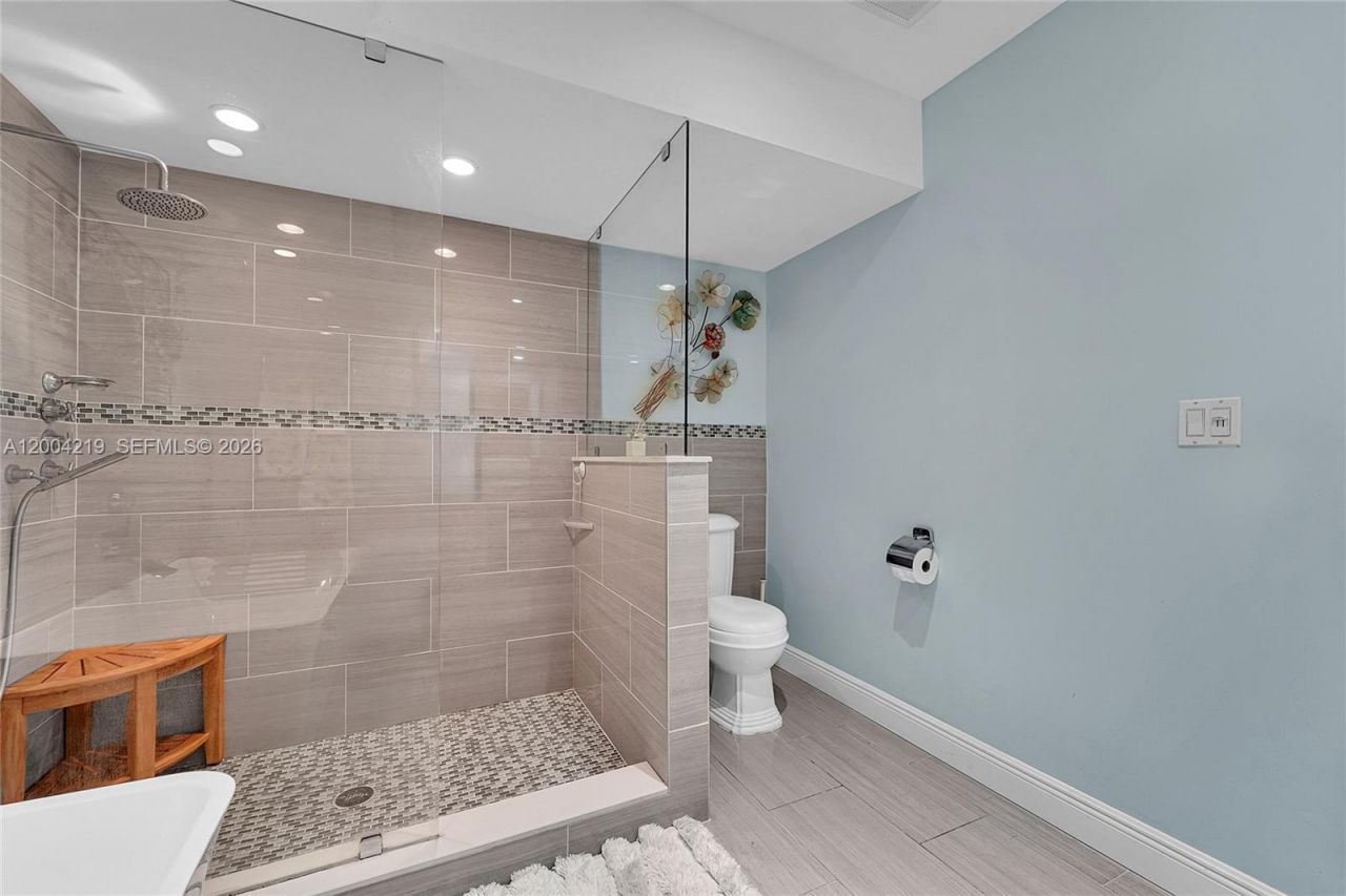 8370 NW 185th St , Hialeah, FL 33015 Photo