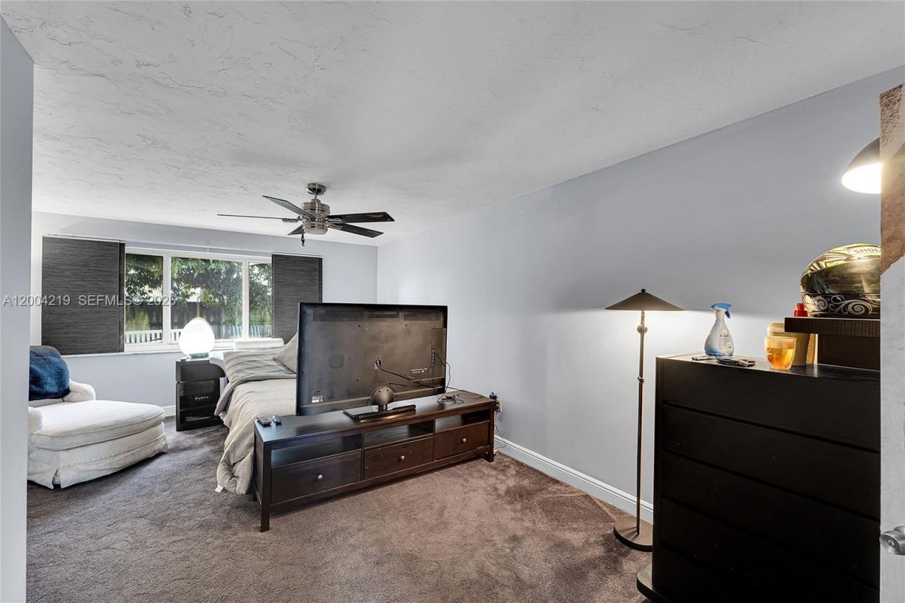 8370 NW 185th St , Hialeah, FL 33015 Photo