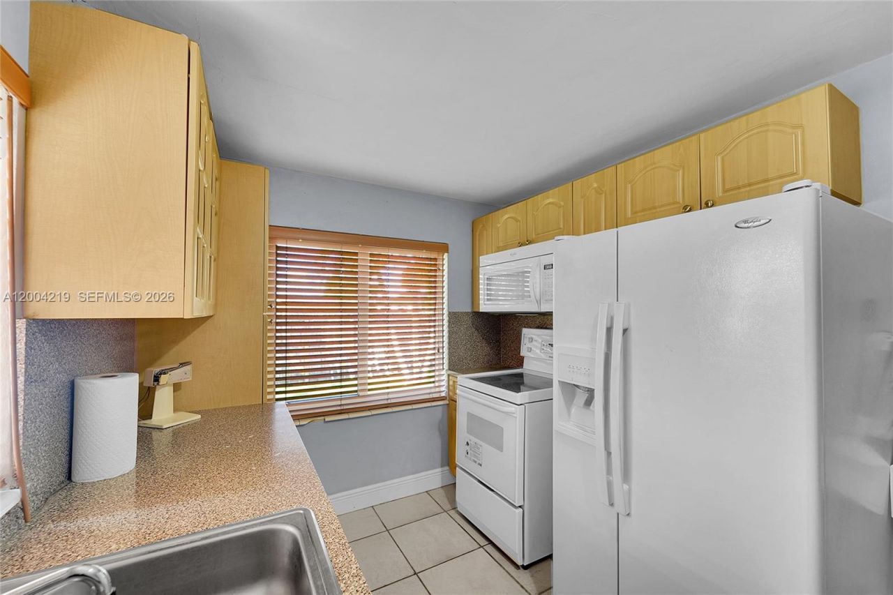 8370 NW 185th St , Hialeah, FL 33015 Photo