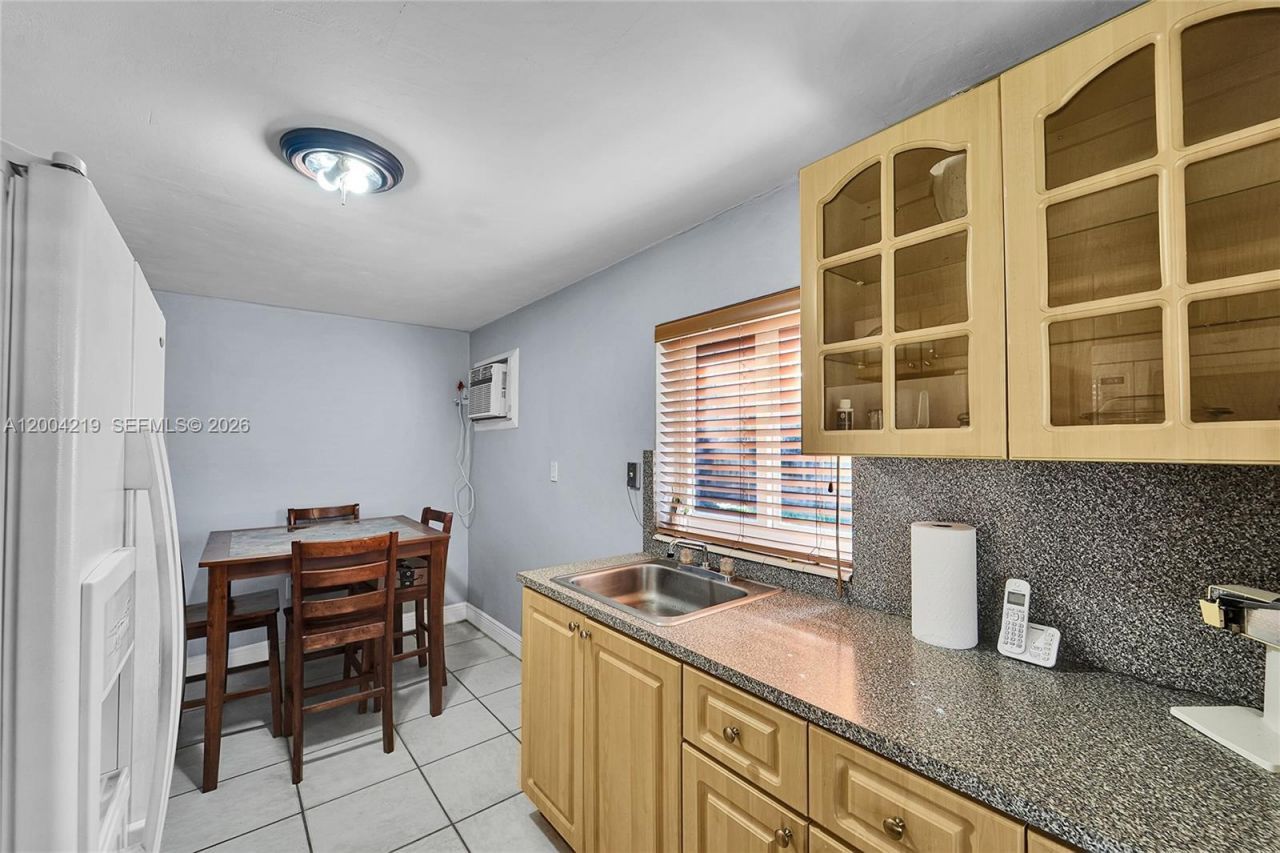 8370 NW 185th St , Hialeah, FL 33015 Photo