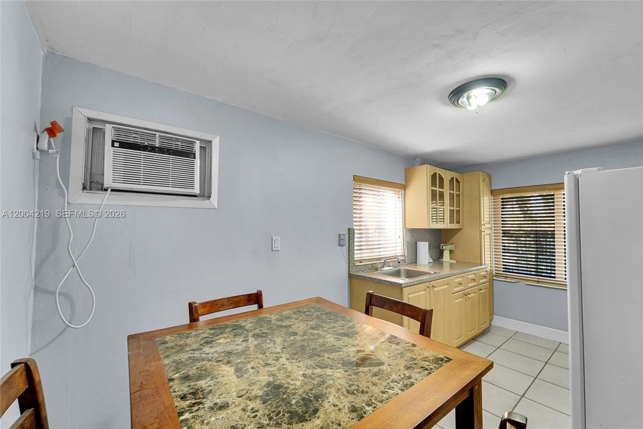 8370 NW 185th St , Hialeah, FL 33015 Photo