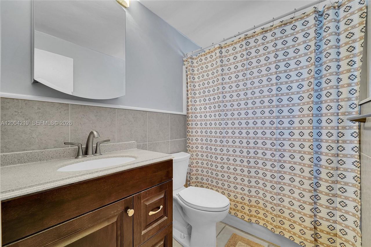 8370 NW 185th St , Hialeah, FL 33015 Photo