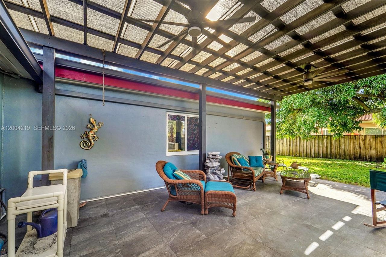 8370 NW 185th St , Hialeah, FL 33015 Photo