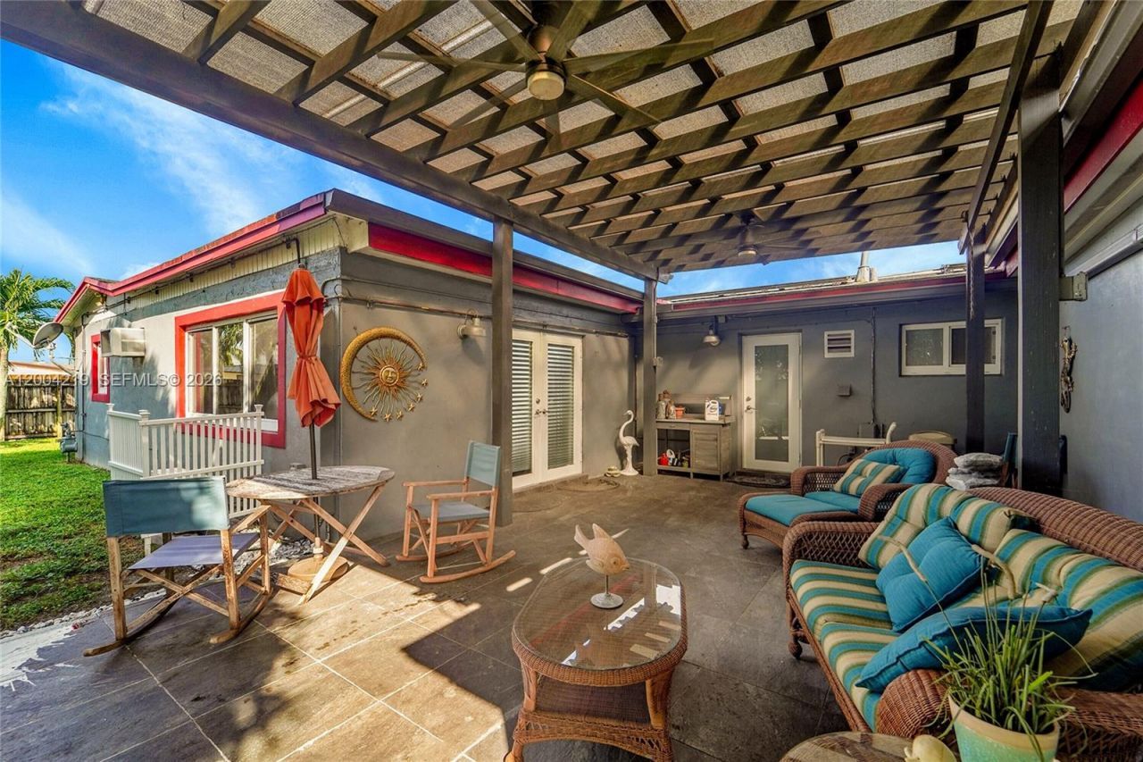 8370 NW 185th St , Hialeah, FL 33015 Photo