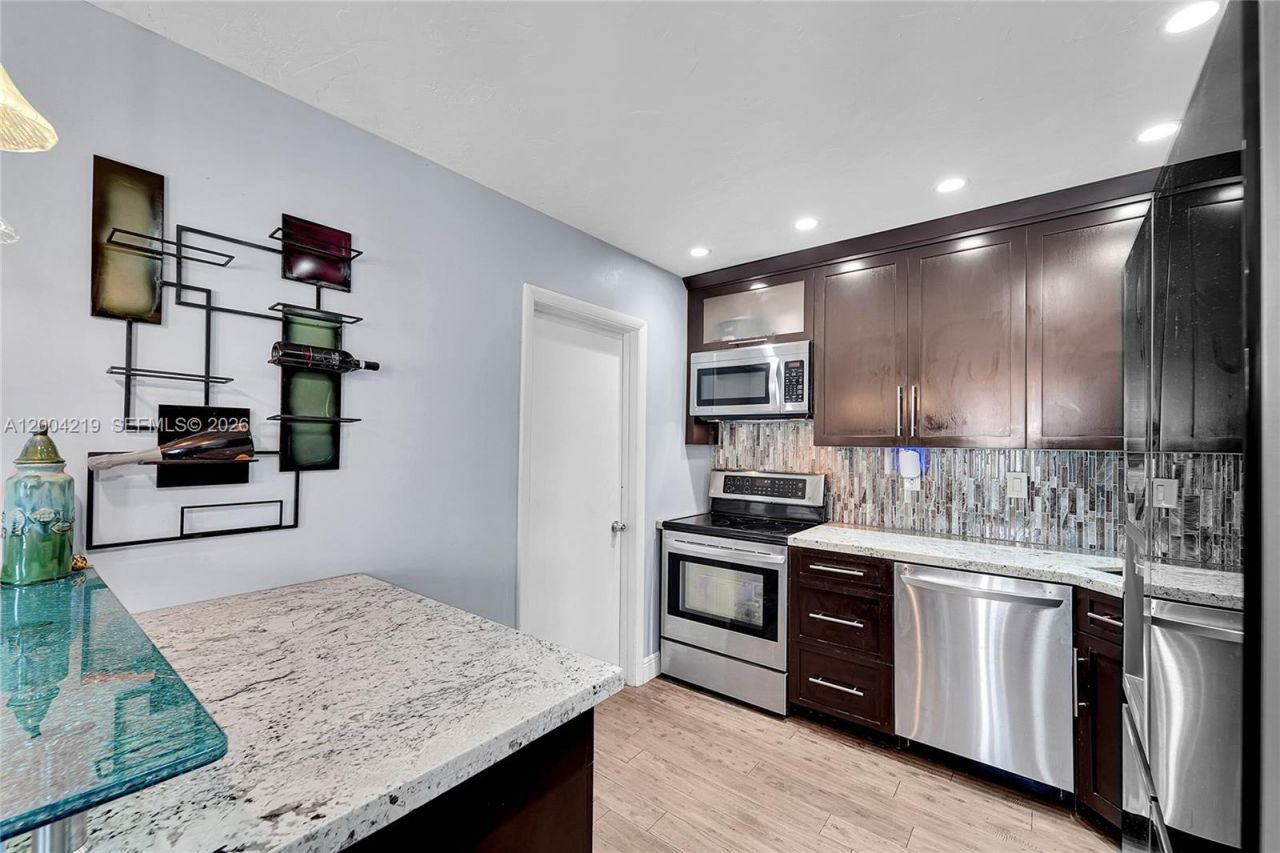 8370 NW 185th St , Hialeah, FL 33015 Photo