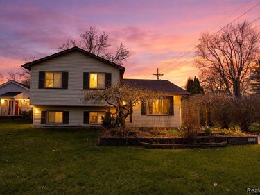 5685 S Aylesbury Drive, Waterford Twp, MI 48327