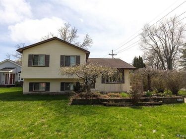 5685 S Aylesbury Drive, Waterford Twp, MI 48327
