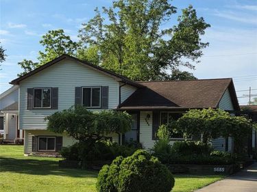 5685 S Aylesbury Drive, Waterford Twp, MI 48327