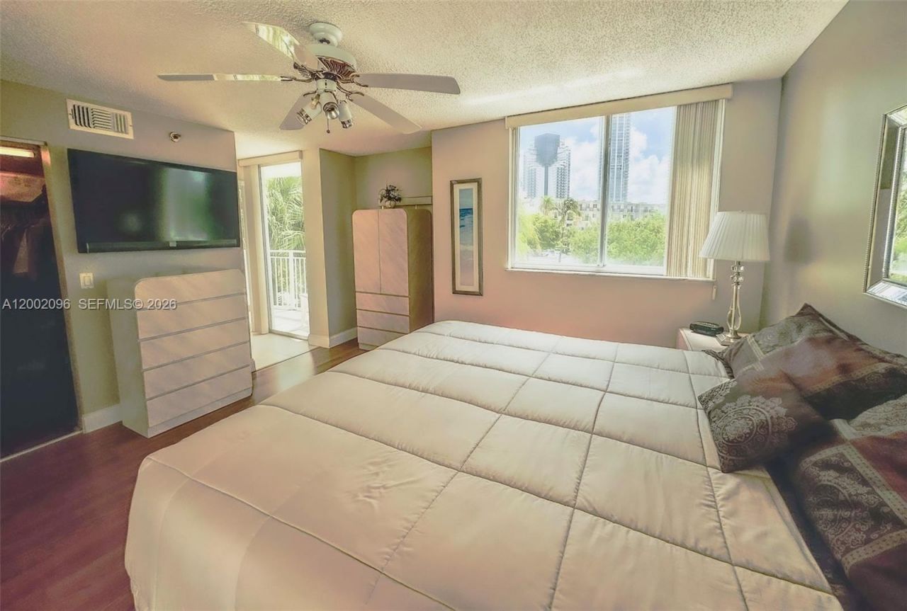 18000 N Bay Rd , Unit 201, Sunny Isles Beach, FL 33160 Photo