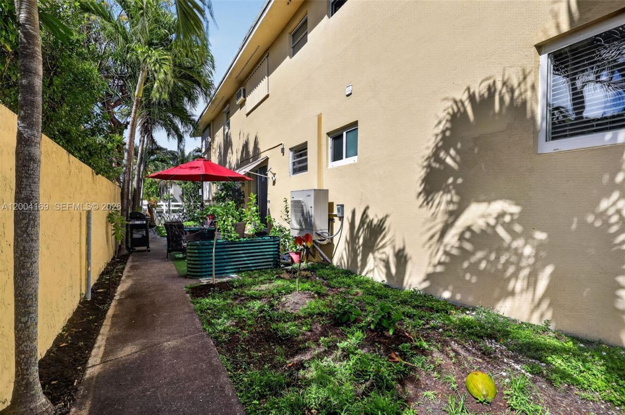 1820 Venice Park Dr , Unit 102, North Miami, FL 33181 Photo