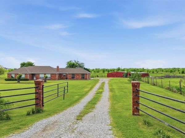 998 Bledsoe Road , Gunter, TX 75058