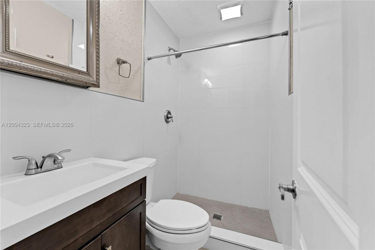 157 Curtiss Pkwy , Miami Springs, FL 33166 Photo